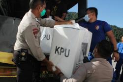 Polisi Kawal Ketat Distribusi Logistik Pilkada ke Pulau Terluar di Sangihe<