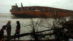 Kapal Tongkang Angkut Batu Bara Terdampar di Pantai Utara Tegal