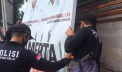Satpol PP Denpasar Turunkan 17 Baliho Kampanye<