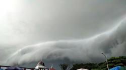 Penampakan Awan Mirip Gelombang Tsunami Hebohkan Warga Maros
