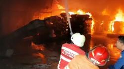 Pabrik Tekstil di Batujajar Terbakar, Seorang Petugas Damkar KBB Terluka<