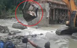 Aksi Anggota Polres Sumbawa Naiki Bucket Ekskavator Angkut Logistik Pilkada<