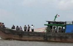 Video Kapal Logistik Pilkada Jambi Terombang-ambing di Ambang Laut Sumatera