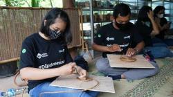 Keseruan Peserta FunTrip Mister Aladin Membuat Kerajinan Tangan di Desa Wisata Gamplong