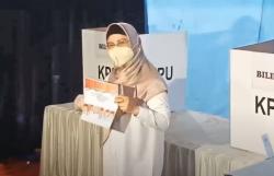 Video Cawalkot Tangsel Siti Nur Azizah Nyoblos di TPS 08 Pondok Pucung