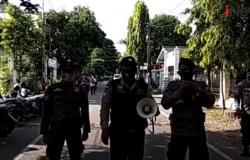 Video Polisi Rajin Woro-Woro Protokol Kesehatan di TPS Bagyo Wahyono Nyoblos