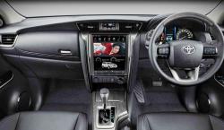 Makin Canggih, Head Unit Mobil Tesla Bisa Ditempel pada Fortuner dan Pajero Sport