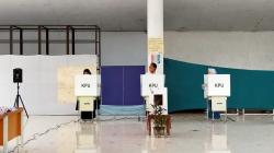 Danny Pomanto Mencoblos di TPS 001 Maricaya, Didampingi Istri dan Anak