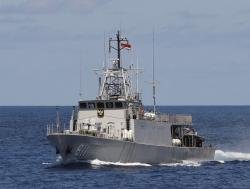 Kapal Perang KRI Kakap-811 Siaga di Perairan Teluk Manado 