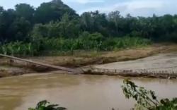 Video Jembatan Gantung di Cikiray Banten Terputus Diterjang Banjir