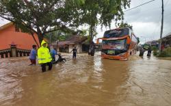 Banjir Rendam Jalan Raya Blega, Lalu Lintas Bangkalan-Surabaya Lumpuh<
