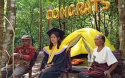Kesulitan Internet, Mahasiswi di Flores Timur Wisuda di Kebun