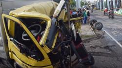 Sopir Mengantuk, Mobil Boks Angkut Buah Ringsek Tabrak Jembatan di Madiun