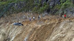 Bukit Apik Sumatera Barat Longsor, Pengendara Diimbau Berhati-hati