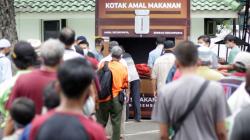 Kotak Amal Makanan Gratis untuk Warga setelah Salat Jumat