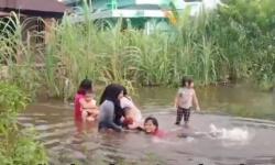 Video Banjir di Tanjung Balai Sumut Jadi Lokasi Bermain Anak-Anak