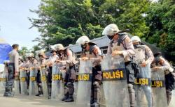 Video Polisi Kerahkan Brimob Jaga Polda Metro Jaya Jelang Kedatangan Habib Rizieq<