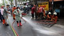 Wali Kota Surabaya Tri Rismaharini Ikut Kerja Bakti Bersihkan Saluran Air