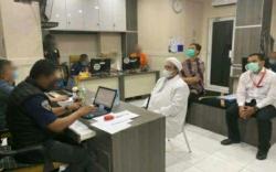 Ini Penampakan Habib Rizieq Duduk di Hadapan Penyidik Polda Metro<