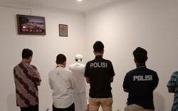 Di Sela Pemeriksaan, Habib Rizieq  Sholat Bareng Penyidik Polda Metro Jaya<