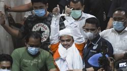 Habib Rizieq Shihab Diborgol dan Pakai Rompi Tahanan Polda Metro Jaya
