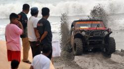 Jajal Mobil Offroad di Atas Medan Pasir Pantai Gandoriah Pariaman