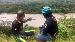 Istirahat Gowes Sambil Menikmati Pemandangan Sungai Cisadane