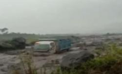 Video Truk Terseret Lahar Panas Gunung Semeru