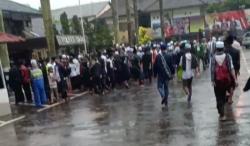 Beredar Video, Ramai-Ramai Massa Bersarung dan Berkopiah Minta Ditahan di Ciamis<