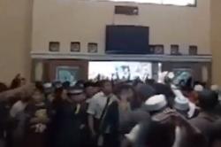 Video Habib Rizieq Ditahan, Viral Simpatisan FPI Datangi Polres Serahkan Diri