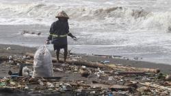 Pantai Trisik Yogyakarta Dipenuhi Sampah dari Muara Sungai Progo