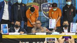 2 Pelaku Ujaran Kebencian Tertunduk saat Ditangkap Polisi