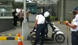 Video Penjagaan BCA Petamburan Diperketat usai Pelemparan Bom Molotov