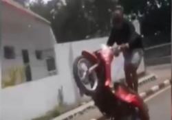 Video Viral Remaja Atraksi di Jalan Raya Baubau Terjatuh hingga Patah Tulang