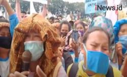 Video Ibu-Ibu Unjuk Rasa di Kantor Bupati Asahan Menangis Rumah Terendam Banjir Sebulan<