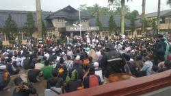 Tak Puas dengan Jawaban Kapolres Ciamis, Massa Berkopiah dan Bersarung Konsolidasi Hari Ini<