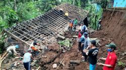 Pasutri Lansia di Tasikmalaya Tertimpa Rumah Ambruk Akibat Diterjang Longsor
