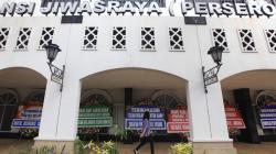 Kantor Asuransi Jiwasraya Dipenuhi Karangan Bunga