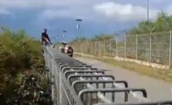 Video Polisi Gerebek Arena Judi Sabung Ayam di Palu