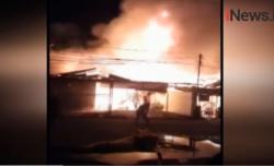 Video Kebakaran Penginapan di Indragiri Hulu Riau, 6 Tamu Ditemukan Tewas