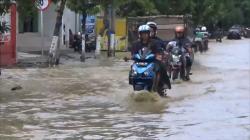 Tanggul Sungai Kemuning Jebol, Pusat Kota Sampang Terendam Banjir 