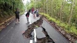 Hujan Picu Tanah Bergerak, Jalan Raya Ciamis-Pangandaran Ambles Sedalam 5 Meter 
