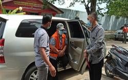 Tangan Diborgol dan Rompi Oranye, Cawabup OKU Tertunduk Lesuh