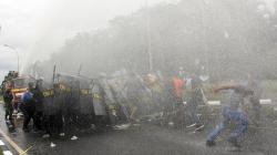 Prajurit TNI AU Halau Massa saat Kerusuhan di Bandara Hang Nadim Batam