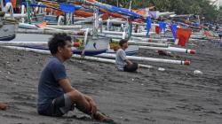 Nelayan Mataram Tidak Melaut karena Gelombang Tinggi