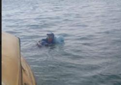 Tak Punya Uang, Pemuda Ini Nekat Berenang Pakai Galon Air dari Teluk Balikpapan ke Jawa