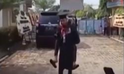 Video Viral Mahasiswa di Lampung Gendong Ayah saat Wisuda