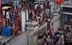 Video Massa Pendukung Paslon Iwan-Iip Berunjuk Rasa di Kantor KPU Tasikmalaya