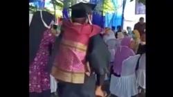 Viral, Wisudawan Terbaik di Lampung Gendong Ayah yang Lumpuh ke Acara Wisuda