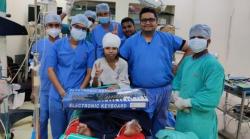 Bocah Perempuan Ini Jalani Operasi Otak 6 Jam Sambil Main Game dan Musik